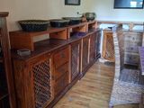 une pièce avec une table, des chaises et des tableaux accrochés au mur