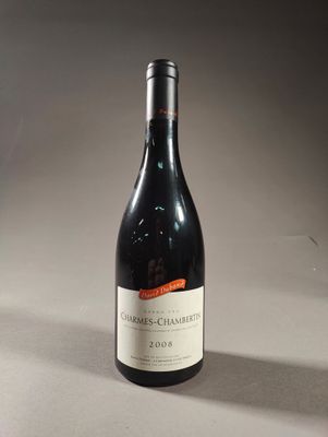 une bouteille de vin posée sur une table