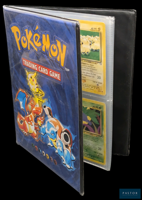 Jeu de cartes à collectionner Pokémon présenté dans un étui sur fond noir