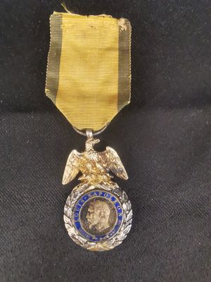 un gros plan d'une médaille sur laquelle figure un aigle