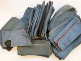 une pile de jeans empilés les uns sur les autres
