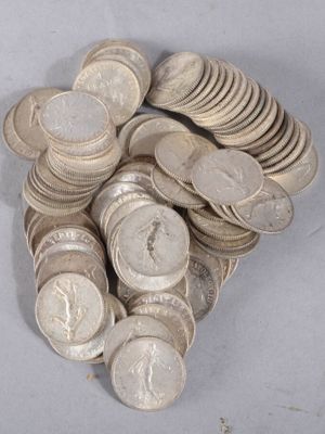 une pile de pièces d'argent sur une table
