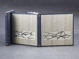 un livre ouvert dont la couverture représente un oiseau