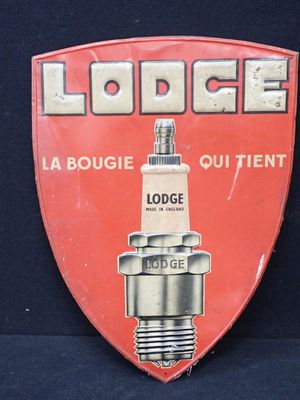 un insigne rouge sur lequel figure l'image d'une étincelle