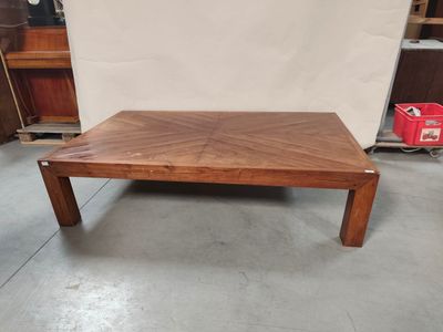 une photo d'une table basse en bois au milieu d'une pièce