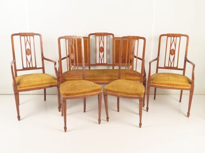 six chaises et une table dans une pièce aux murs blancs