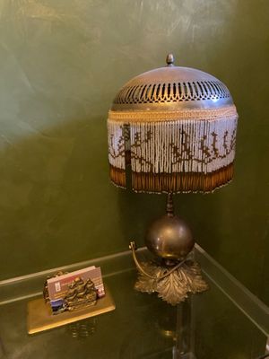 une table en verre sur laquelle est posée une lampe