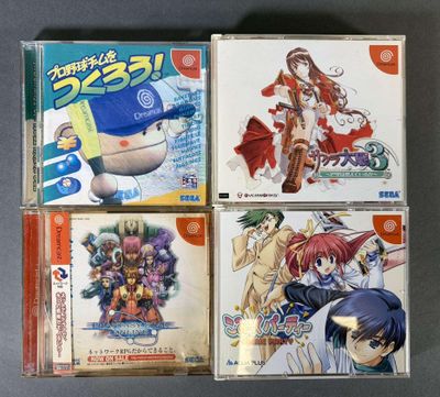 Quatre CD représentant divers personnages d'anime sont posés sur une table