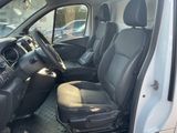 l'intérieur d'une voiture avec le siège passager relevé et le siège passager rabattu