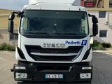 une photo d'un camion garé sur un parking