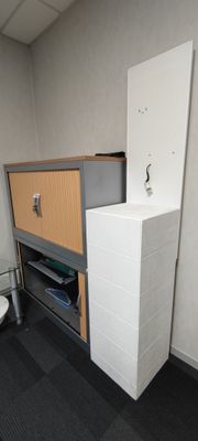 Contenu de la pièce comprenant deux meubles à rideaux, une table basse - Photo 1