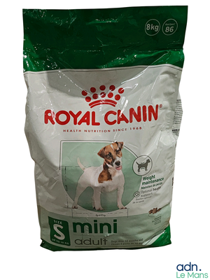 un sac de croquettes Royal Canin pour chien sur fond blanc