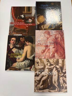 quatre livres posés sur une table, dont l'un est un tableau et l'autre est un tableau