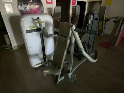 une machine placée au milieu d'une pièce