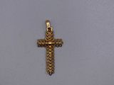 une image représentant une croix dorée sur fond gris