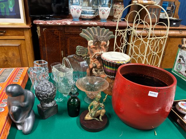 Ensemble de vases en verre, sculptures plâtres, cache-pot, range ...