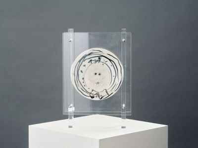 une vitrine en verre surmontée d'une horloge