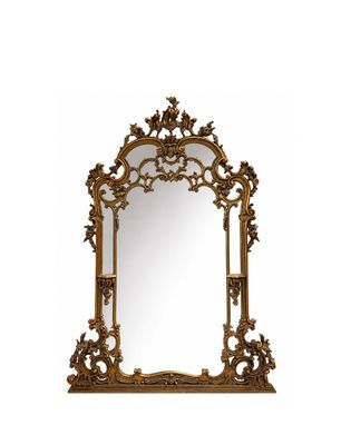 Miroir en bois doré de goût rocaille, à décor de feuillages …