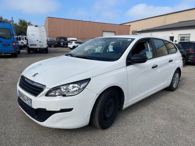 la voiture blanche est garée dans le parking à côté d'autres voitures
