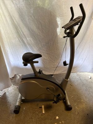un vélo d'appartement dans un coin de la pièce
