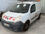 une camionnette blanche garée dans un garage