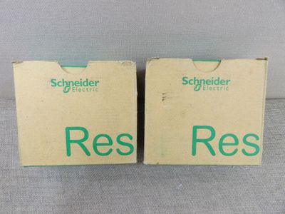 une paire de boîtes sur lesquelles est inscrit « ress »