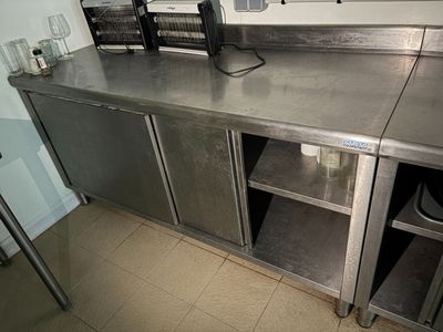 un plan de travail en acier inoxydable sur lequel sont posés tout un tas de plats