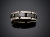une bague en anneau sertie de diamants noirs et blancs