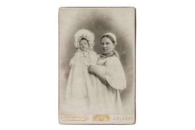 Véra Ivanovna RACHMANINOVA (épouse Oushakova) aux bras de sa…