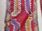 deux tapis, un rouge et un bleu, posés au sol