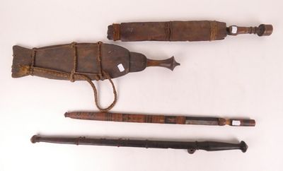 Plusieurs types d'armes sont disposés sur une surface blanche