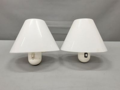 GUZZINI Harvey (XXe). Paire d'appliques en métal et plexigla…