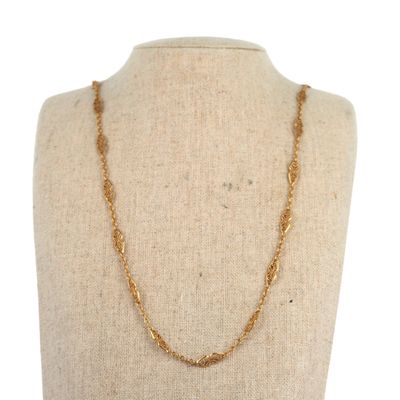 un collier à chaîne en or sur un mannequin mannequin mannequin mannequin mannequin mannequin mannequin mannequin mannequin mannequin