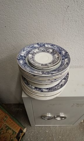 Lot comprenant 10 assiettes plates, 6 assiettes à dessert, cette ...