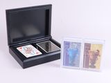 une boîte noire contenant deux cartes à jouer et un étui à cartes