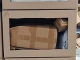 des cartons empilés les uns sur les autres sur une palette