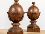 deux vases en bois posés l'un à côté de l'autre sur une table