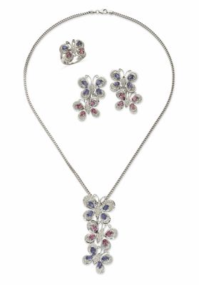 un ensemble composé d'un collier et de boucles d'oreilles ornés de pierres roses et bleues