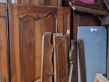 plusieurs meubles sont empilés dans une pièce