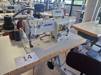 une machine à coudre posée sur une table dans une pièce