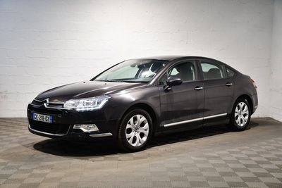 la voiture est garée dans le garage sur le sol en damier