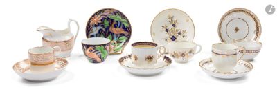de nombreux types de tasses et soucoupes pour le thé et le café