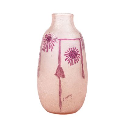 vase violet et blanc orné de fleurs et de pompons