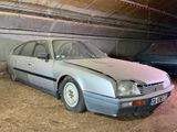une voiture garée dans un garage à côté d'une autre voiture