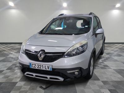 une photo d'une voiture blanche garée dans un garage