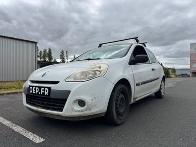 la photo d'une voiture blanche garée dans un parking