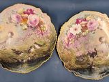 deux assiettes ornées de fleurs sont posées sur une surface bleue