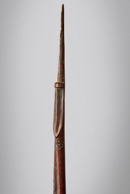 une image représentant une sculpture en bois d'une personne tenant un couteau