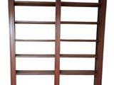 un gros plan sur une bibliothèque en bois comportant de nombreuses étagères