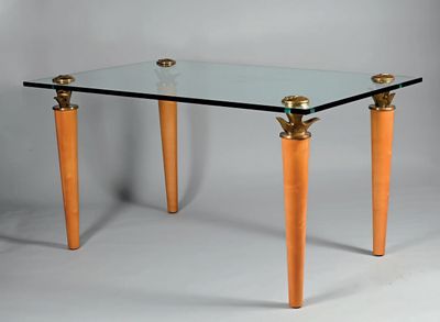 une table en verre avec deux pieds en bois et un plateau en verre